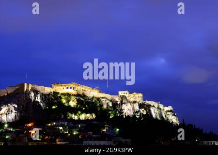 Die Akropolis und die Altstadt ( Plaka ) von Athen nach Sonnenuntergang. Stockfoto