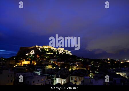 Die Akropolis und die Altstadt ( Plaka ) von Athen nach Sonnenuntergang. Stockfoto