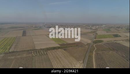 Riesige Flugzeug Vojvodina Ernte Brennen in der Ferne Luftdrohne geschossen. Stockfoto