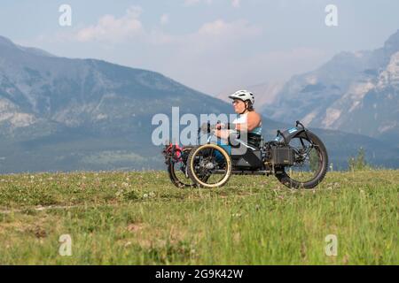 Teilnehmer an adaptiven Sportarten, die mit einem Bowhead Reach-Fahrrad für adaptive Mobilität arbeiten, Canmore Nordic Centre, Canmore, Alberta, Kanada. Stockfoto