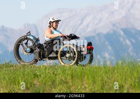 Teilnehmer an adaptiven Sportarten, die mit einem Bowhead Reach-Fahrrad für adaptive Mobilität arbeiten, Canmore Nordic Centre, Canmore, Alberta, Kanada. Stockfoto