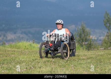 Teilnehmer an adaptiven Sportarten, die mit einem Bowhead Reach-Fahrrad für adaptive Mobilität arbeiten, Canmore Nordic Centre, Canmore, Alberta, Kanada. Stockfoto