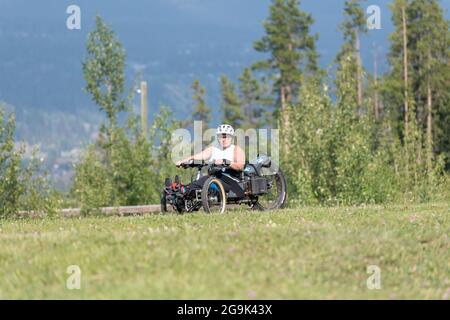 Teilnehmer an adaptiven Sportarten, die mit einem Bowhead Reach-Fahrrad für adaptive Mobilität arbeiten, Canmore Nordic Centre, Canmore, Alberta, Kanada. Stockfoto