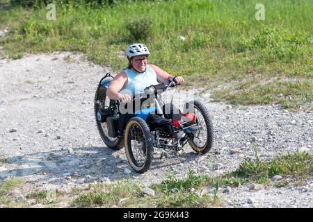 Teilnehmer an adaptiven Sportarten, die mit einem Bowhead Reach-Fahrrad für adaptive Mobilität arbeiten, Canmore Nordic Centre, Canmore, Alberta, Kanada. Stockfoto