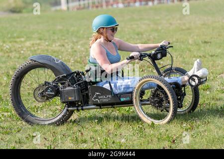 Teilnehmer an adaptiven Sportarten, die mit einem Bowhead Reach-Fahrrad für adaptive Mobilität arbeiten, Canmore Nordic Centre, Canmore, Alberta, Kanada. Stockfoto