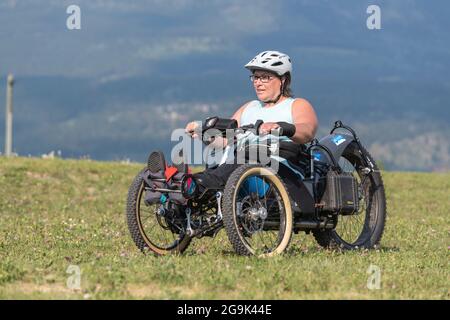 Teilnehmer an adaptiven Sportarten, die mit einem Bowhead Reach-Fahrrad für adaptive Mobilität arbeiten, Canmore Nordic Centre, Canmore, Alberta, Kanada. Stockfoto