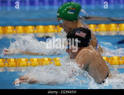 Tokio, Japan. Juli 2021. Die US-Amerikanerin Lilly King (vorne) belegte am Dienstag, den 27. Juli 2021, im Tokyo Aquatics Center in Tokio, Japan, mit einer Zeit von 1:05.54 den dritten Platz vor der Südafrikanerin Tatjana Schoenmaker im 100-Meter-Brustschwimmen der Frauen. Foto von Tasos Katopodis/UPI Credit: UPI/Alamy Live News Stockfoto