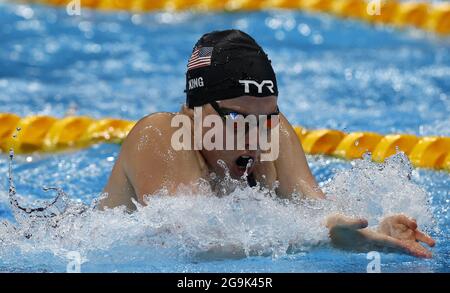 Tokio, Japan. Juli 2021. Die US-Amerikanerin Lilly King (vorne) wird am Dienstag, den 27. Juli 2021, im Tokyo Aquatics Center in Tokio, Japan, mit einer Zeit von 1:05.54 Dritter beim 100-Meter-Brustschwimmen der Frauen. Foto von Tasos Katopodis/UPI Credit: UPI/Alamy Live News Stockfoto