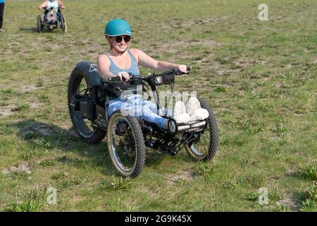 Teilnehmer an adaptiven Sportarten, die mit einem Bowhead Reach-Fahrrad für adaptive Mobilität arbeiten, Canmore Nordic Centre, Canmore, Alberta, Kanada. Stockfoto