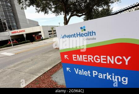 Orlando, Usa. Juli 2021. Das AdventHealth-Krankenhaus in Orlando wird an dem Tag gesehen, an dem die Krankenhausbeamten berichteten, dass sie mit einer vollen Intensivstation auf einen roten Wert angehoben wurden und dass mehr als 900 Patienten mit COVID-19 in Zentral-Florida hospitalisiert wurden. Die stationäre Gesamtsumme des Krankenhaussystems wurde auf den Stand vom Januar angehoben, da die Delta-Variante nicht geimpfte Menschen infiziert. (Foto von Paul Hennessy/SOPA Images/Sipa USA) Quelle: SIPA USA/Alamy Live News Stockfoto