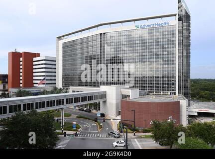 Orlando, Usa. Juli 2021. Das AdventHealth-Krankenhaus in Orlando wird an dem Tag gesehen, an dem die Krankenhausbeamten berichteten, dass sie mit einer vollen Intensivstation auf einen roten Wert angehoben wurden und dass mehr als 900 Patienten mit COVID-19 in Zentral-Florida hospitalisiert wurden. Die stationäre Gesamtsumme des Krankenhaussystems wurde auf den Stand vom Januar angehoben, da die Delta-Variante nicht geimpfte Menschen infiziert. (Foto von Paul Hennessy/SOPA Images/Sipa USA) Quelle: SIPA USA/Alamy Live News Stockfoto