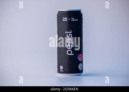 Selangor, Malaysia - 20. Juli 2021: Pepsi-Getränkedose mit frischem Aussehen auf dem isolierten Hintergrund Stockfoto