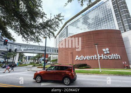 Orlando, Usa. Juli 2021. Das AdventHealth-Krankenhaus in Orlando wird an dem Tag gesehen, an dem die Krankenhausbeamten berichteten, dass sie mit einer vollen Intensivstation auf einen roten Wert angehoben wurden und dass mehr als 900 Patienten mit COVID-19 in Zentral-Florida hospitalisiert wurden. Die stationäre Gesamtsumme des Krankenhaussystems wurde auf den Stand vom Januar angehoben, da die Delta-Variante nicht geimpfte Menschen infiziert. Kredit: SOPA Images Limited/Alamy Live Nachrichten Stockfoto