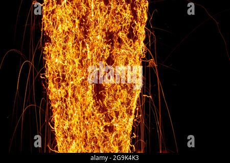 FEUER - Stahlwollfäden brennen, oxidieren, schwelen. Ähnelt Waldbrand. Stockfoto