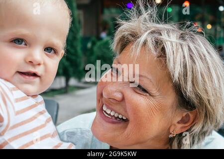 Oma lacht und macht Selfies mit Enkel. Stockfoto