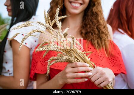 Mädchen halten Weizenohren in den Händen, Stockfoto