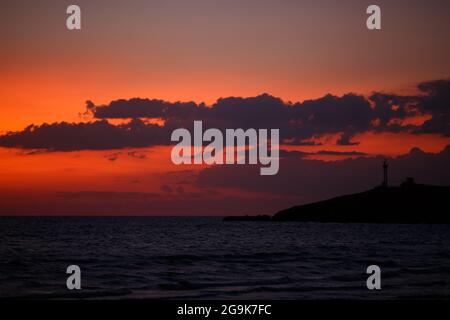 Sonnenuntergang Himmel mit Wolken über dem Meer am Abend nach Sonnenuntergang. Natürliche Schönheit im Dunkeln. Der Horizont zwischen Himmel und Meer Stockfoto