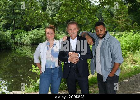 Berlin, Deutschland. Juli 2021. Sektenanwalt Ingo Lenßen (M), Jessica Mechergui als Sarah Grüner und Marvin Ahmed-Johnson als Ben Handke stehen am Rande der Dreharbeiten für die Sat.1-Serie 'Lenßen übernimmt' im Tiergarten. Er wird in seinen Fällen und seinem Kampf für die Rechte seiner Mandanten begleitet. Seit Mitte Mai 2021 laufen die Dreharbeiten für die zweite Staffel von „Lenßen übernimmt“. Ab 02.08.2021 sind täglich 100 neue Episoden auf SAT.1 zu sehen. (An dpa: 'Ingo Lenßen über die Fallstricke seines Schnurrbartens') Quelle: Jens Kalaene/dpa-Zentralbild/dpa/Alamy Live News Stockfoto