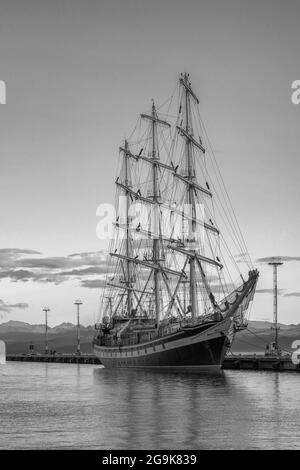 Großes Segelschiff im Beagle Kanal bei Ushuaia, Argentinien Stockfoto