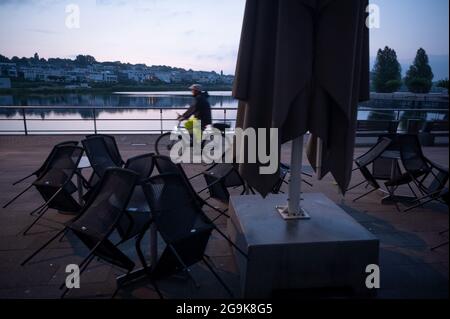 Dortmund, Deutschland. Juli 2021. Ein Läufer ist am Ufer des Phoenix Lake in der Morgendämmerung. Quelle: Bernd Thissen/dpa/Alamy Live News Stockfoto