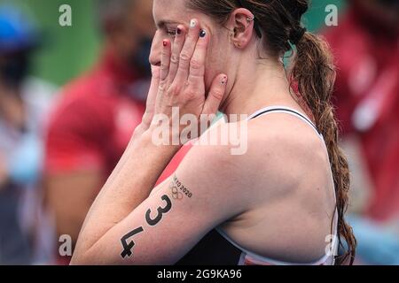 Tokio, Japan. Juli 2021. Georgia Taylor-Brown aus Großbritannien reagiert nach dem Einzelfinale der Frauen in Tokio 2020 beim Triathlon in Tokio, Japan, 27. Juli 2021. Quelle: Pan Yulong/Xinhua/Alamy Live News Stockfoto
