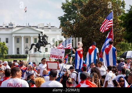 Washington, DC, USA, 26. Juli 2021. Im Bild: SOS-kubanische Demonstranten füllen den Lafayette-Platz vor dem Weißen Haus am Ende des kubanischen Freiheitsmarsches. Hunderte von kubanischen Amerikanern aus allen Teilen der Vereinigten Staaten kamen zum marsch nach Washington und forderten, dass die Regierung Biden eingreift, um Präsident Miguel Diaz-Canel zu entfernen und Kuba die Freiheit zurückzugeben. Der marsch fand am Día de la Revolución statt, dem Jahrestag der Revolution von 1959, die Fidel Castro an die Macht brachte. Kredit: Allison Bailey / Alamy Live Nachrichten Stockfoto
