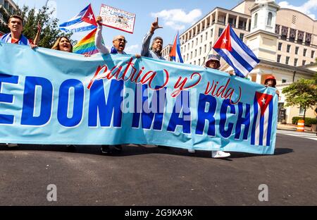 Washington, DC, USA, 26. Juli 2021. Im Bild: Demonstranten tragen das Bleibanner des kubanischen Freiheitsmarsches auf den Lafayette-Platz. Hunderte von kubanischen Amerikanern aus allen Teilen der Vereinigten Staaten kamen zum marsch nach Washington und forderten, dass die Regierung Biden eingreift, um Präsident Miguel Diaz-Canel zu entfernen und Kuba die Freiheit zurückzugeben. Der marsch fand am Día de la Revolución statt, dem Jahrestag der Revolution von 1959, die Fidel Castro an die Macht brachte. Kredit: Allison Bailey / Alamy Live Nachrichten Stockfoto