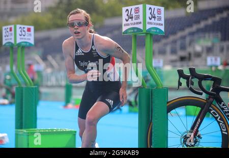 Tokio, Japan. Juli 2021. Georgia Taylor-Brown aus Großbritannien tritt beim Einzelfinale der Frauen in Tokio 2020 beim Triathlon am 27. Juli 2021 in Tokio, Japan, an. Quelle: Li Ming/Xinhua/Alamy Live News Stockfoto