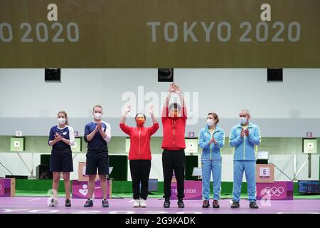Tokio, Japan. Juli 2021. Pang Wei (3. R) und Jiang Ranxin (3. L) aus China feiern nach dem 10-m-Team-Finale bei den Olympischen Spielen 2020 in Tokio, Japan, am 27. Juli 2021. Quelle: Ju Huanzong/Xinhua/Alamy Live News Stockfoto