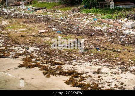 Müll breitete sich über die Uferlinie in Koh Samui, Thailand, aus Stockfoto