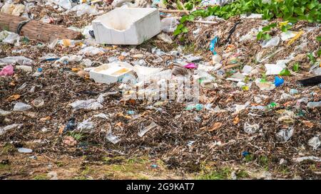 Müll breitete sich über die Uferlinie in Koh Samui, Thailand, aus Stockfoto