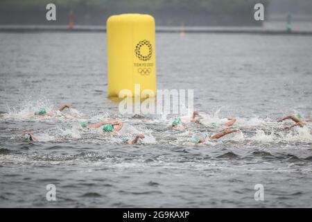 Tokio, Japan. Juli 2021. Die Athleten treten während des Einzelfinales des Triathlons der Frauen in Tokio 2020 am 27. Juli 2021 in Japan an. Quelle: Pan Yulong/Xinhua/Alamy Live News Stockfoto