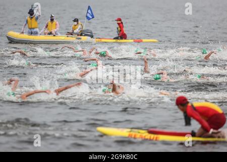 Tokio, Japan. Juli 2021. Die Athleten treten während des Einzelfinales des Triathlons der Frauen in Tokio 2020 am 27. Juli 2021 in Japan an. Quelle: Pan Yulong/Xinhua/Alamy Live News Stockfoto