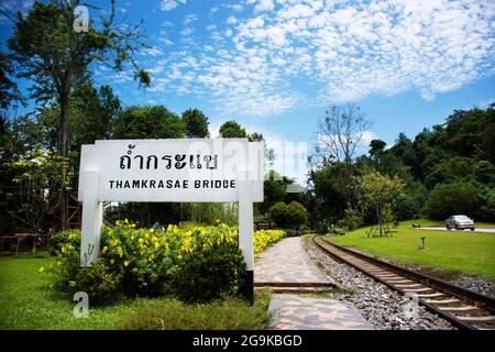 Informationen über Steinschild Tham krasae Höhle für thailänder und ausländische Reisende reisen Besuch Spur Denkmal Höllenfeuer Pass Berg und Sai Yok wate Stockfoto