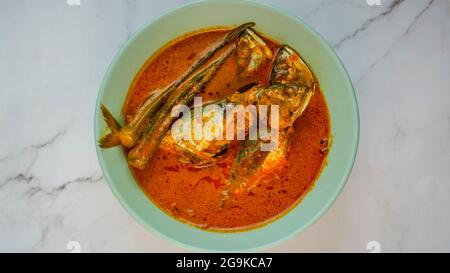 Köstliches hausgemachtes Makrelenfischkrem mit Lady Finger in Kokosmilch gekocht. Sehr beliebte Gerichte in Nordmalaysien. Stockfoto