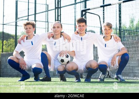 Gruppenportrait der männlichen Fußballmannschaft