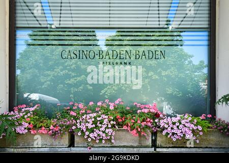 Baden-Baden, Deutschland - Juli 2021: Fenster mit Inschrift des deutschen Casinos in der berühmten Kurstadt Stockfoto