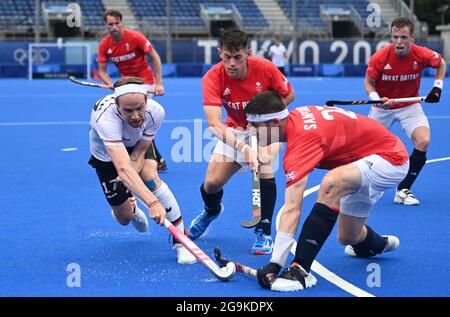 Tokio, Japan. Juli 2021. Hockey, Herren: Olympia, Deutschland - Großbritannien, Vorrunde, Gruppe B, Matchday 3 im Oi Hockey Stadium. Deutschlands Christopher Rühr (l.) und Großbritanniens Liam Sanford (2.vr) in Aktion. Quelle: Sebastian Gollnow/dpa/Alamy Live News Stockfoto