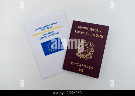 Italienischer Europäischer Reisepass und digitales Covid-19-Zertifikat der EU. Sicheres Reisekonzept Stockfoto
