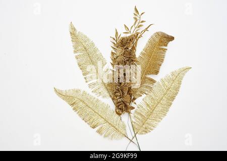 Dekorative goldene Herbstblätter. Gefälschte Herbstblätter auf weißem Hintergrund. Dekorative Herbstblätter. Goldener Herbst, Herbst vibes Konzepte Stockfoto