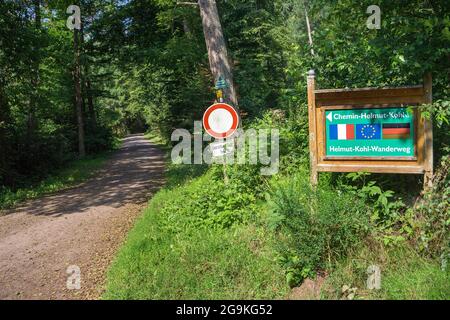 Wegweiser Helmut-Kohl-Kanzlerweg (Helmut-Kohl-Wanderweg) Palatin, Eppenbrunn, Rheinland-Pfalz, Deutschland Stockfoto