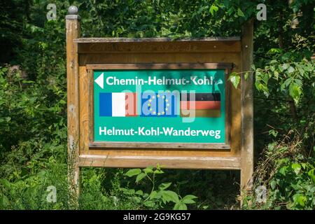 Wegweiser Helmut-Kohl-Kanzlerweg (Helmut-Kohl-Wanderweg) Palatin, Eppenbrunn, Rheinland-Pfalz, Deutschland Stockfoto