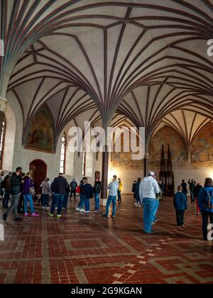 Malbork, Polen - 8. September 2020: Das große Refektorium, der größte Saal im Schloss Malbork mit einer wunderschönen gotischen Gewölbedecke, Polen Stockfoto