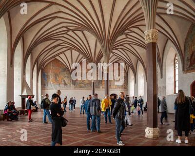 Malbork, Polen - 8. September 2020: Das große Refektorium, der größte Saal im Schloss Malbork mit einer wunderschönen gotischen Gewölbedecke, Polen Stockfoto