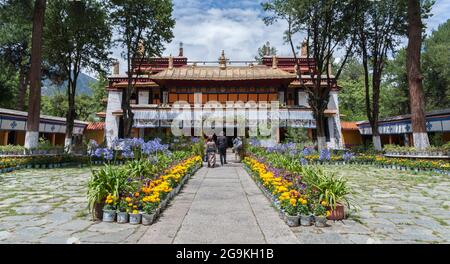 Der Sommerpalast im Norbulingka Park, der Sommerresidenz des Dalai Lama in Lhasa, Tibet. Heiliger Ort für Buddhaschüler, die in Asien piligrimage machen. Stockfoto