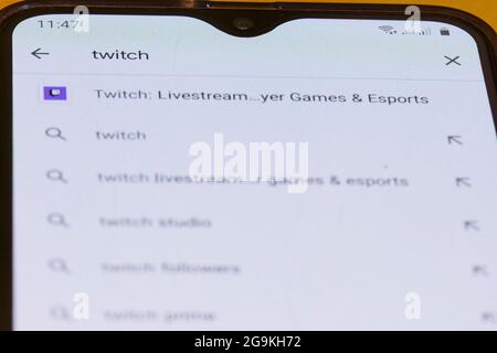 Taschkent, Usbekistan - 6. Juli 2021: Twitch-App suchen und auf das Smartphone herunterladen. Beliebter Video-Live-Streaming-Service. Twitch - Videospiel Stockfoto