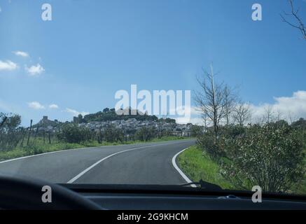 Sie reisen durch die Bergdörfer der Provinz CDörfchen. Ankunft in Gaucin, Andalusien, Spanien Stockfoto