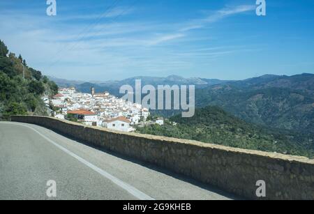 Sie reisen durch die Bergdörfer der Provinz CDörfchen. Ankunft in Olvera, Andalusien, Spanien Stockfoto