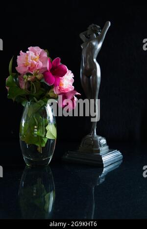 Stillleben Blumen in Vase mit Bronze Art Deco Lady Skulptur Stockfoto