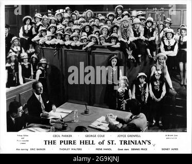 Wilde Schulmädchen übernehmen den Gerichtssaal in DER PUREN HÖLLE VON ST. TRINIAN'S 1960 Regisseur FRANK LAUNDER Schriftsteller Sidney Gilliat Frank launder und Val Valentine Musik Malcolm Arnold Hallmark Productions / Tudor Productions / Val Film Productions / British Lion Film Corporation Stockfoto